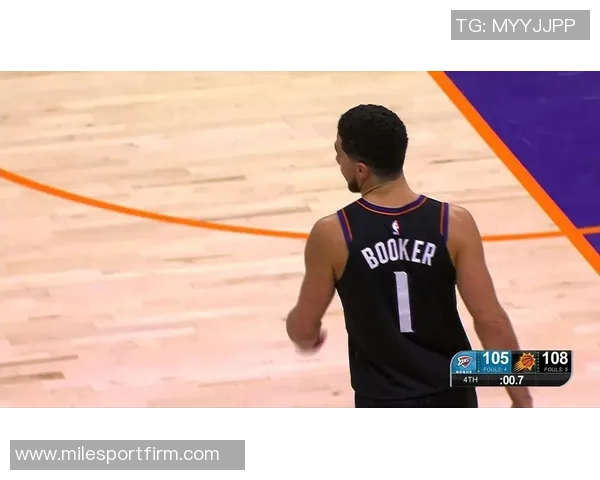 布克上半场火力全开三分球三记助力球队表现出色拿下11分3篮板3助攻1抢断